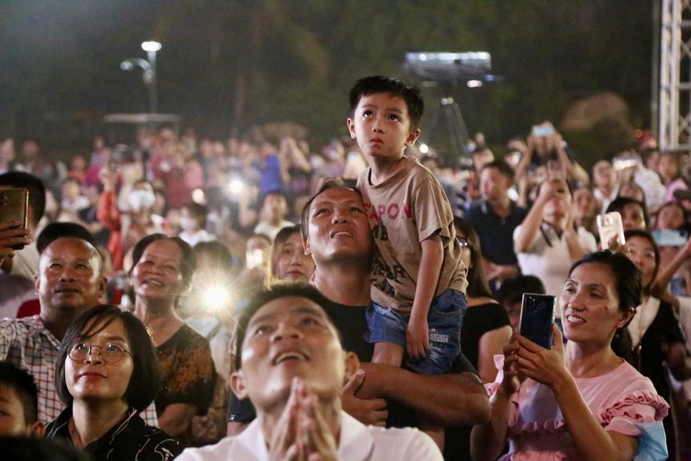 Chiêm ngưỡng màn pháo hoa mừng Quốc Khánh 2-9 ở Đồng Nai (5).jpg