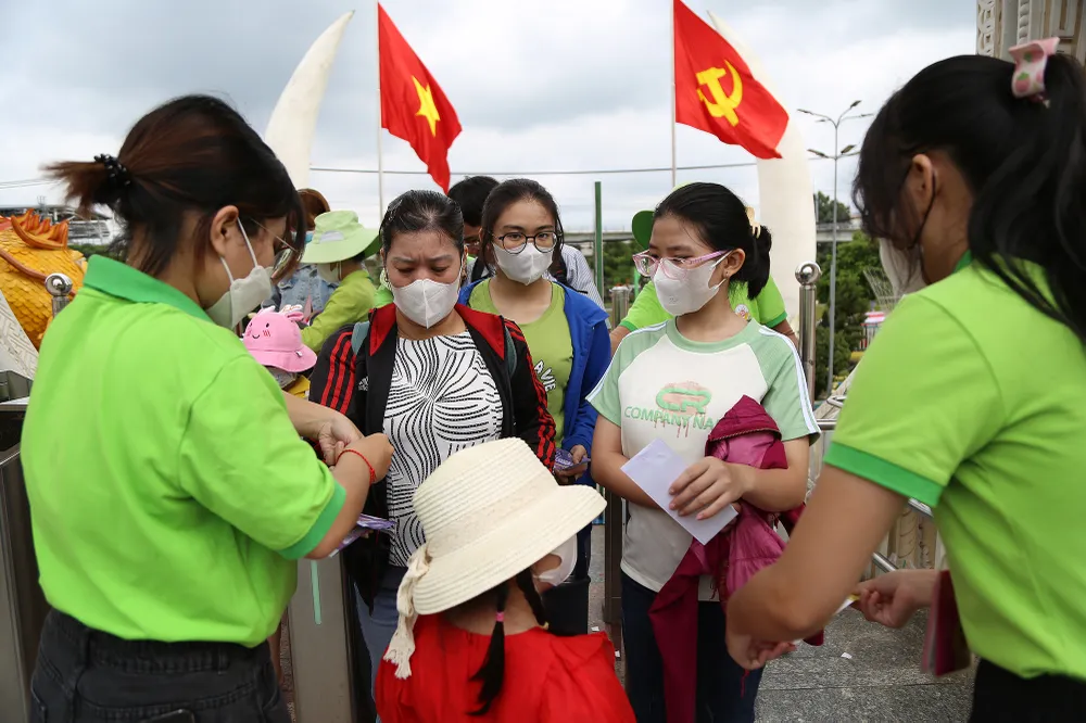 Hàng ngàn người đổ về Suối tiên ngày 2-9 (1).JPG