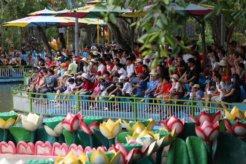 Hàng ngàn người đổ về Suối tiên ngày 2-9 (10).JPG