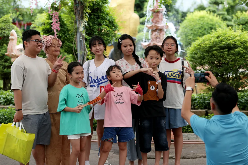 Hàng ngàn người đổ về Suối tiên ngày 2-9 (18).JPG