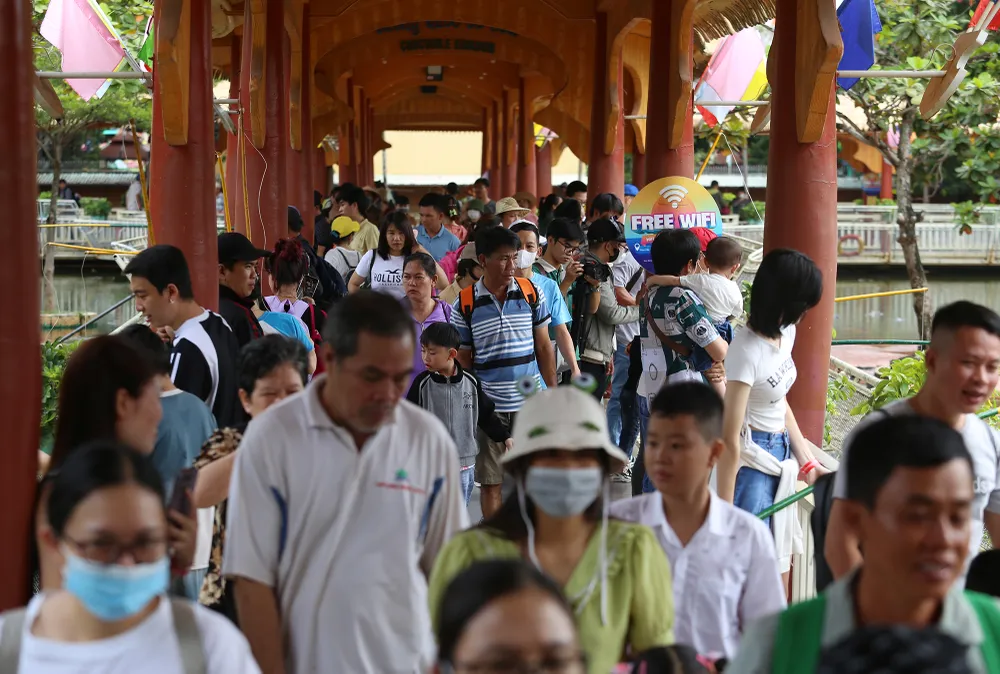 Hàng ngàn người đổ về Suối Tiên vui chơi ngày 2-9.JPG