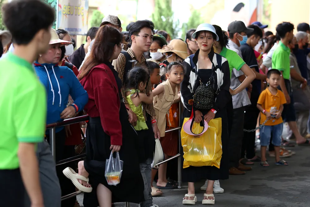 Hàng ngàn người đổ về Suối tiên ngày 2-9 (4).JPG