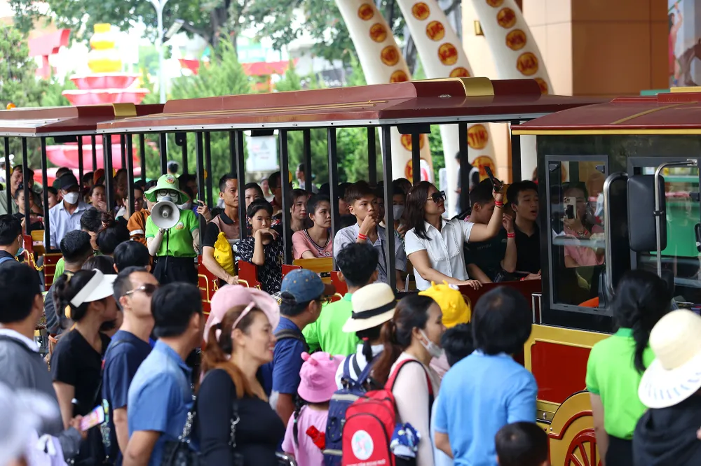 Hàng ngàn người đổ về Suối tiên ngày 2-9 (5).JPG