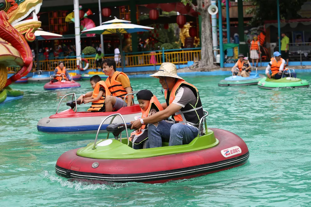 Hàng ngàn người đổ về Suối tiên ngày 2-9 (7).JPG