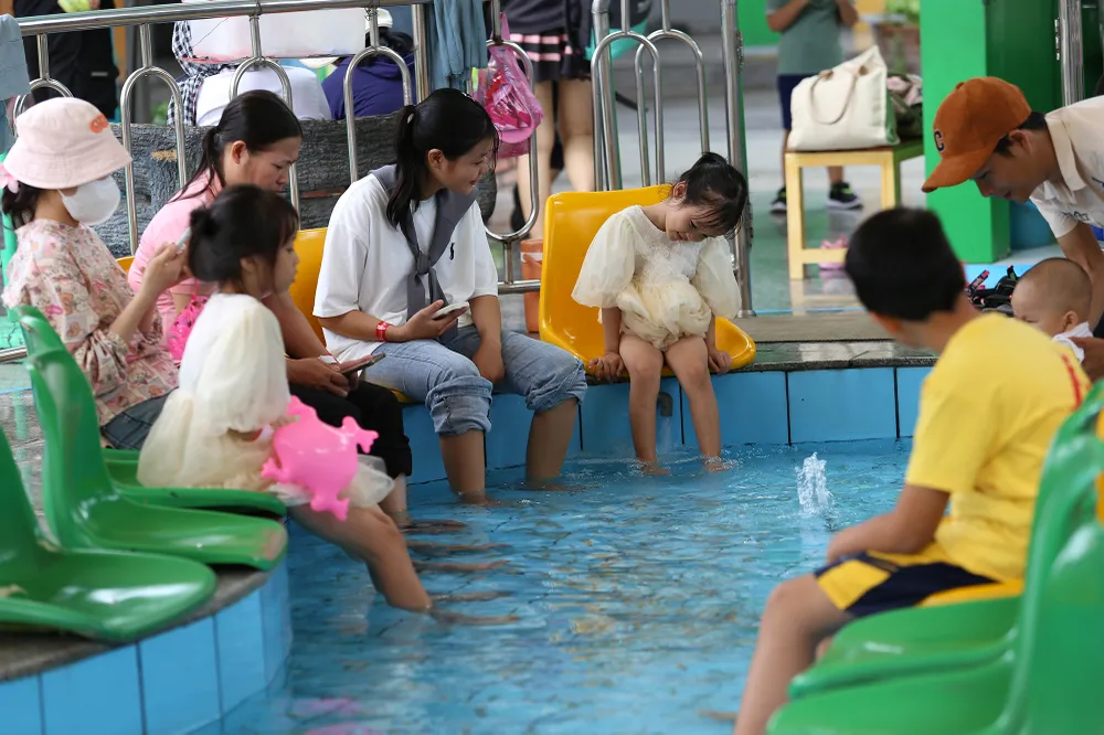 Hàng ngàn người đổ về Suối tiên ngày 2-9 (8).JPG