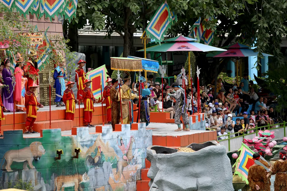 Hàng ngàn người đổ về Suối tiên ngày 2-9 (9).JPG