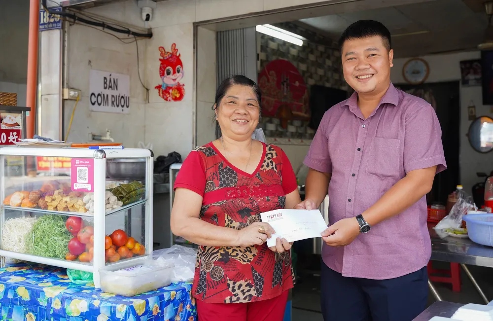 Bạn đọc Pháp Luật TP.HCM tặng 300 phần “cơm treo, bún treo” cho các hoàn cảnh khó khăn (1).jpg