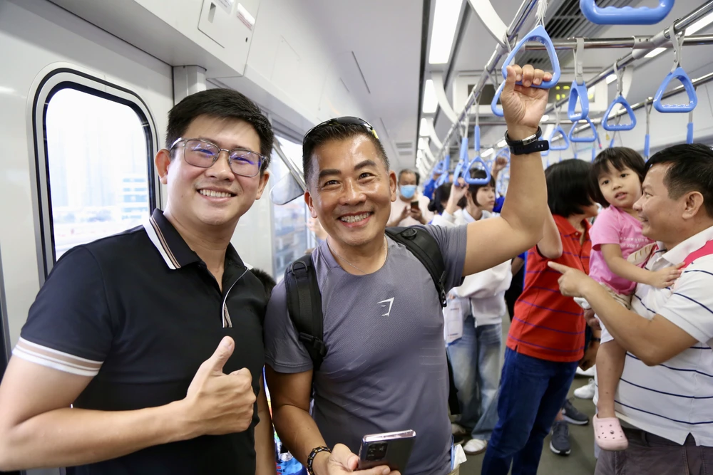 Anh Nguyễn Thanh Đức (Nhật) và Lý Minh Trí (Mỹ) vừa trở về nước với mục đích trải nghiệm tuyến metro đầu tiên của TP.HCM. Với thời gian dài sống ở Nhật, anh Đức đánh giá tuyến metro số 1 rất hiện đại, tiện ích không khác gì ở nước ngoài. Ảnh: HOÀNG GIANG