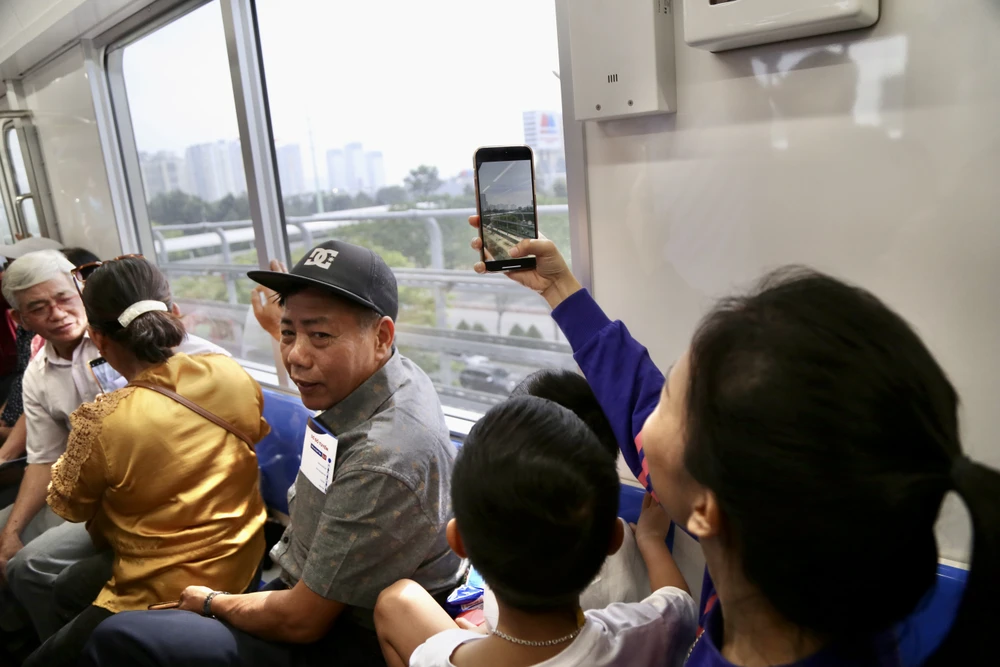 'Mẹ ơi nhà mình kìa' - Em nhỏ khoe khi mẹ đang dùng điện thoại chụp lại đoạn đường qua nhà mình. Ảnh: HOÀNG GIANG