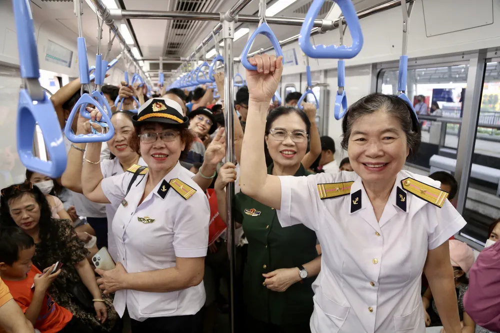 Nhóm nữ cán bộ Hải quân đi tàu metro số đúng ngày kỷ niệm 80 năm thành lập Quân đội nhân dân Việt Nam 22-12. Ảnh: HOÀNG GIANG