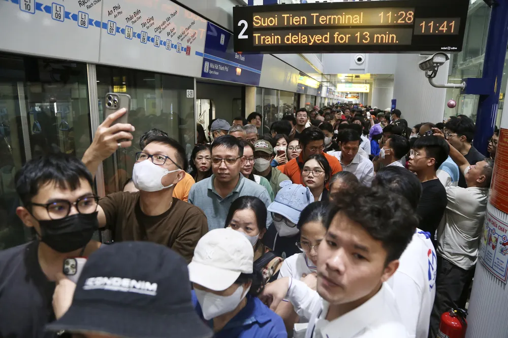 Sau buổi lễ, đúng 10 giờ, tất cả 14 ga của tuyến metro số 1 đồng loạt mở cửa phục vụ người dân trong niềm tự hào, hân hoan, xúc động. Ảnh: HOÀNG GIANG