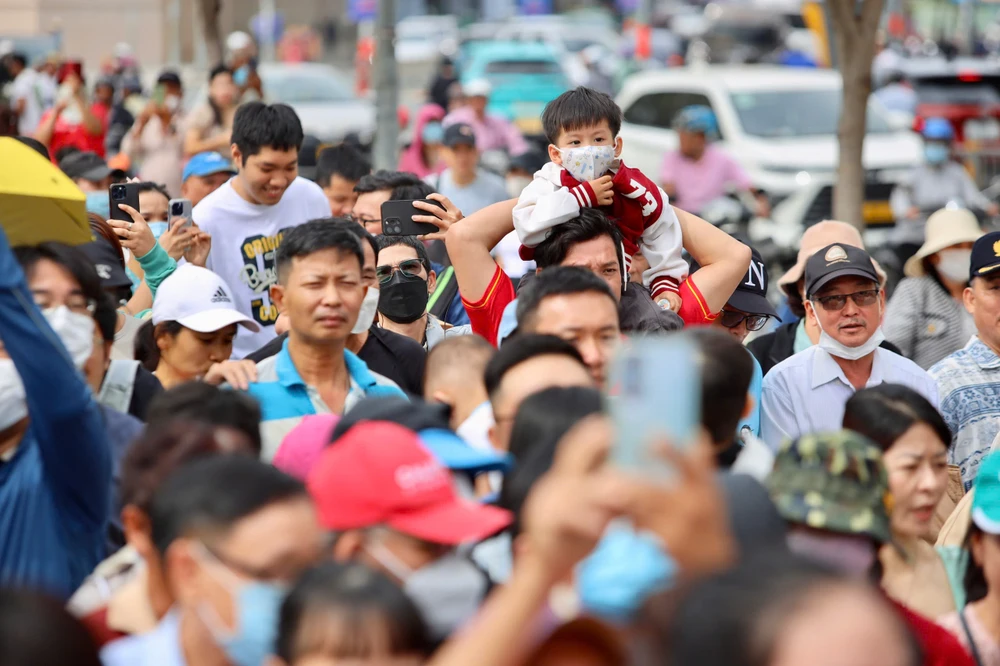 Người lớn, em nhỏ dành ngày nghỉ cuối tuần để đến với tuyến metro số 1 trong niềm vui và sự háo hức. Ảnh: NGUYỆT NHI