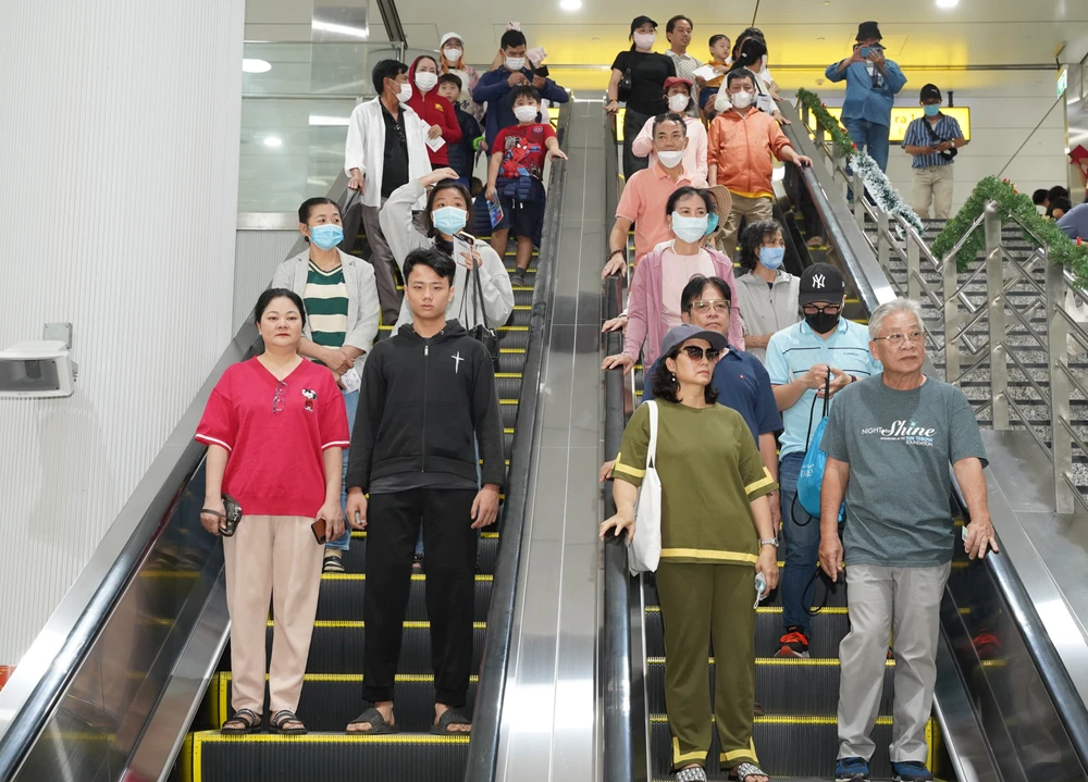 Nhiều người có mặt từ ga Bến Thành từ sớm để chờ tới giờ đặt chân xuống tàu metro. Ảnh: THUẬN VĂN