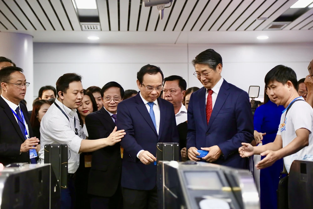 Bí thư Thành ủy TP.HCM Nguyễn Văn Nên là người đầu tiên quẹt thẻ lên tàu metro. Ảnh: HOÀNG GIANG
