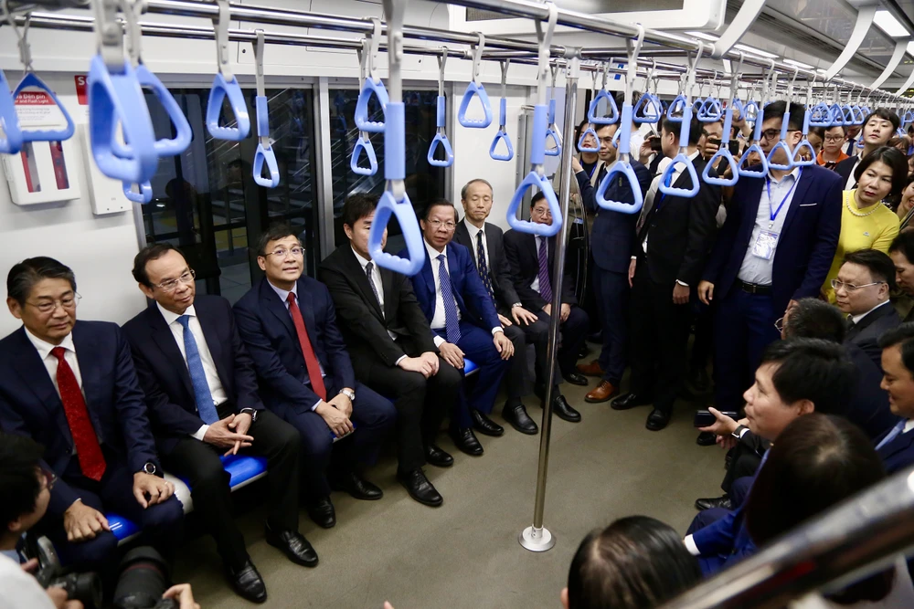 Lãnh đạo Trung ương, lãnh đạo TP.HCM, đại diện các Sở ban ngành, Ban Quản lý đường sắt đô thị TP.HCM, Công ty TNHH MTV Đường sắt đô thị số 1, Đại sứ quán Nhật Bản tại Việt Nam, Tổng lãnh sự quán Nhật Bản tại TP.HCM, cơ quan hợp tác quốc tế Nhật Bản (JICA)... trải nghiệm chuyến tàu metro đầu tiên trong buổi sáng. Ảnh: HOÀNG GIANG