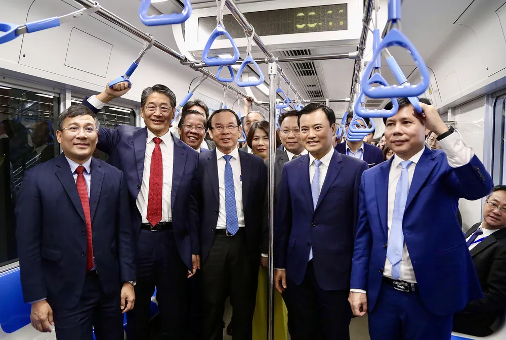 Bí thư Thành ủy TP.HCM Nguyễn Văn Nên và các đại biểu chụp ảnh lưu niệm đánh dấu một sự kiện quan trọng của TP.HCM và cả nước. Ảnh: HOÀNG GIANG