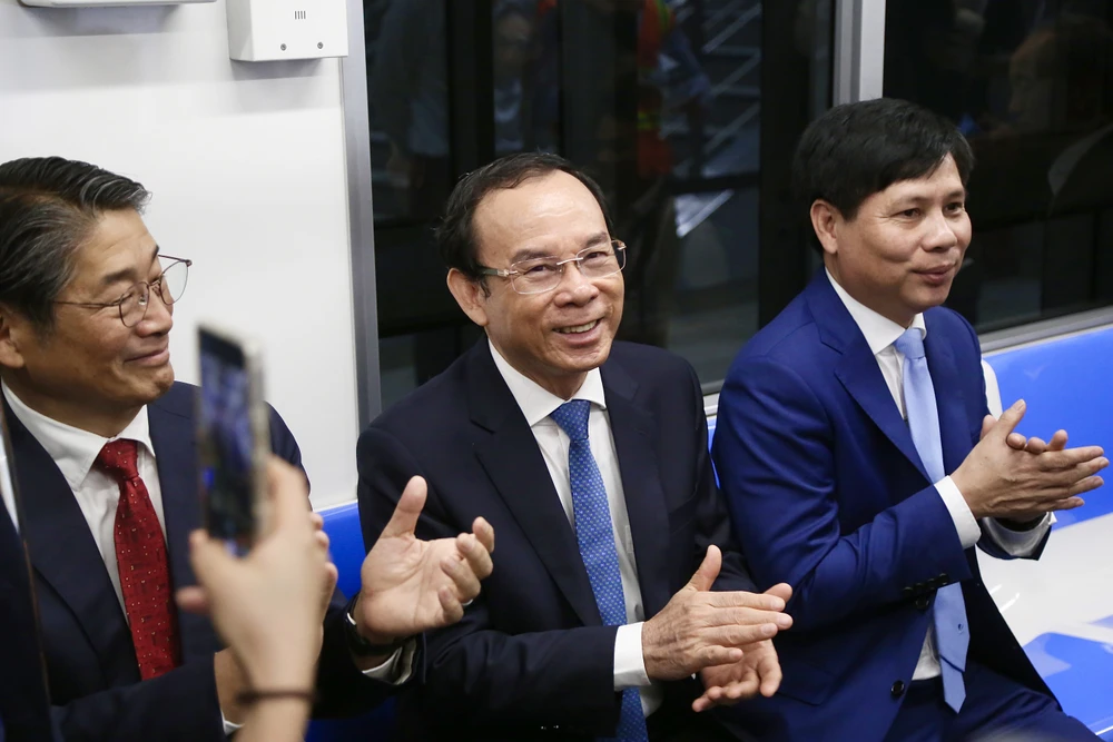 Bí thư Thành ủy TP.HCM Nguyễn Văn Nên và các đại biểu vui vẻ trao đổi trên tàu metro. Ảnh: HOÀNG GIANG