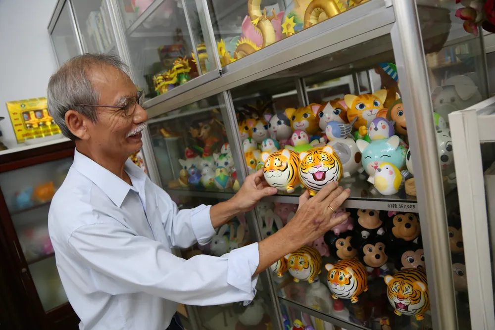 Độc đáo Bé Na làm từ ống nước của người họa sĩ già (10).JPG