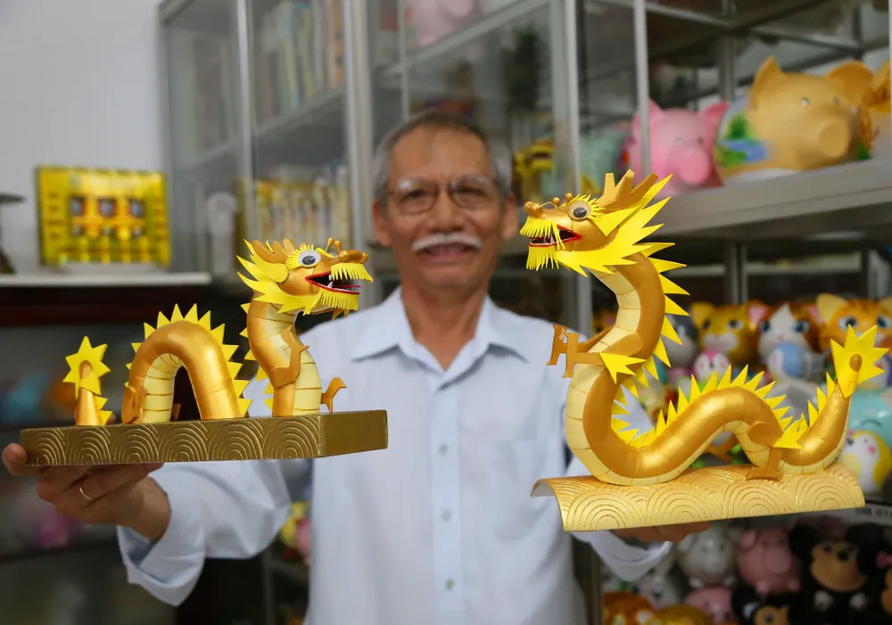 Độc đáo Bé Na làm từ ống nước của người họa sĩ già (11).JPG