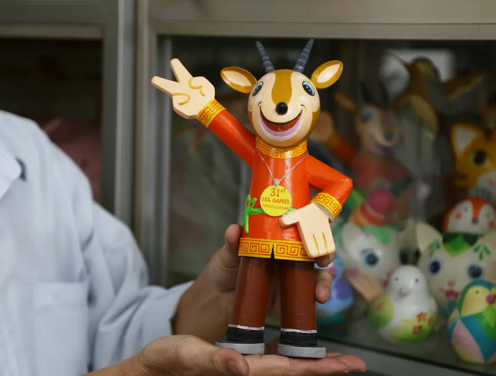 Độc đáo Bé Na làm từ ống nước của người họa sĩ già (15).JPG