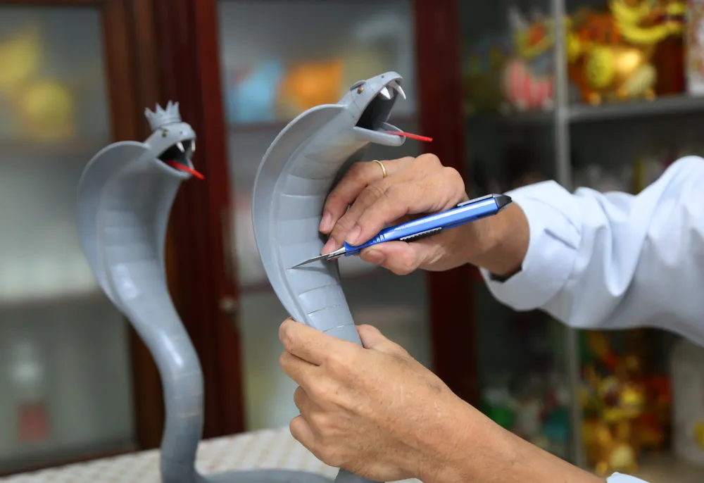 Độc đáo Bé Na làm từ ống nước của người họa sĩ già (20).JPG