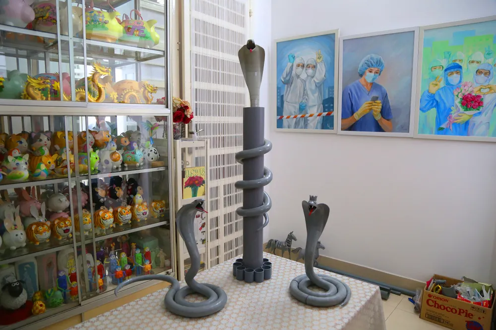 Độc đáo Bé Na làm từ ống nước của người họa sĩ già (8).JPG