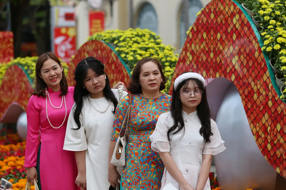 Biển người ở đường hoa Nguyễn Huệ chờ đón pháo hoa giao thừa năm Ất Tỵ 2025 (20).JPG