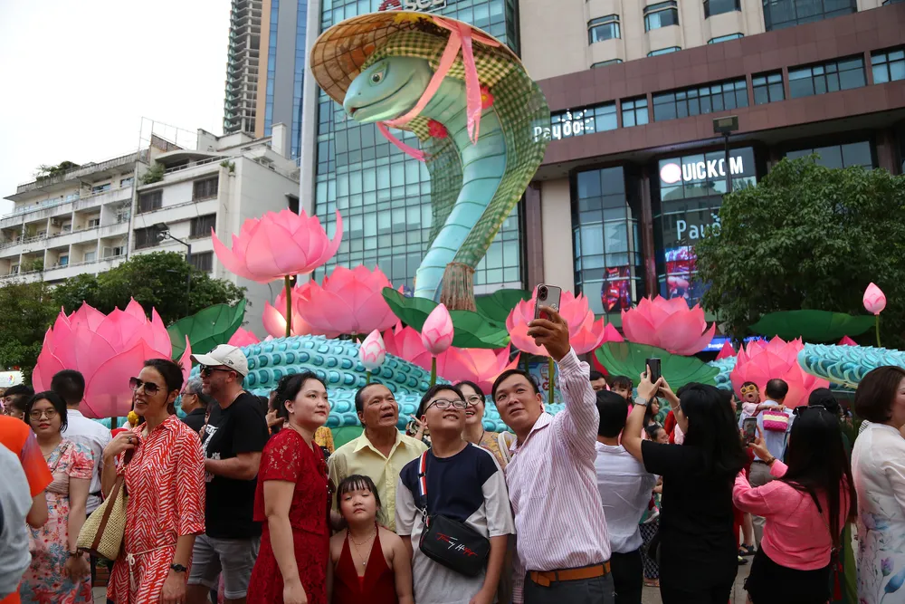 Biển người ở đường hoa Nguyễn Huệ chờ đón pháo hoa giao thừa năm Ất Tỵ 2025 (22).JPG