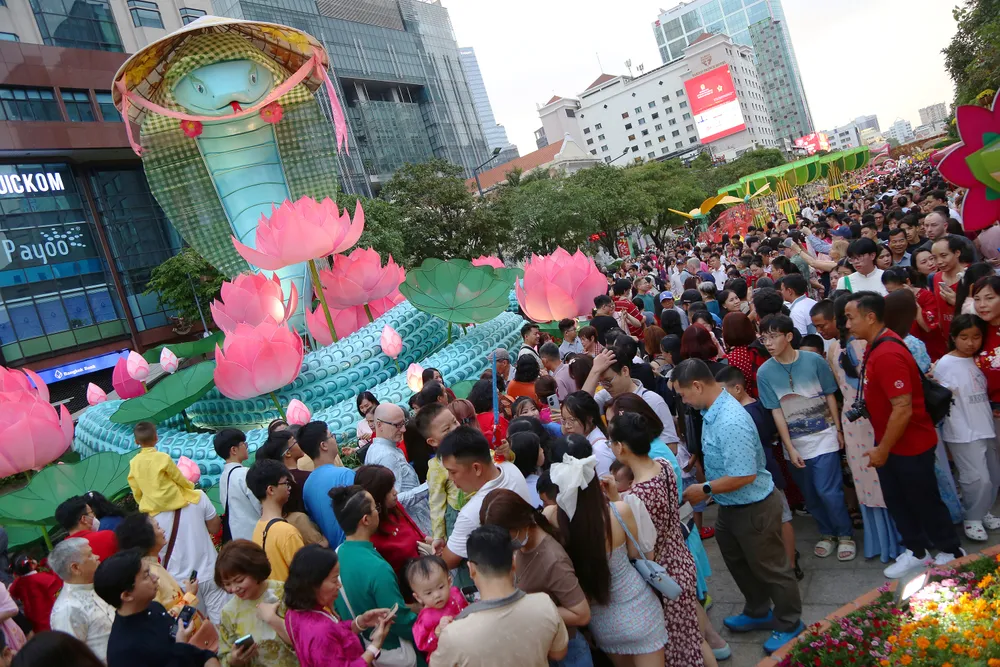 Biển người ở đường hoa Nguyễn Huệ chờ đón pháo hoa giao thừa năm Ất Tỵ 2025 (23).JPG