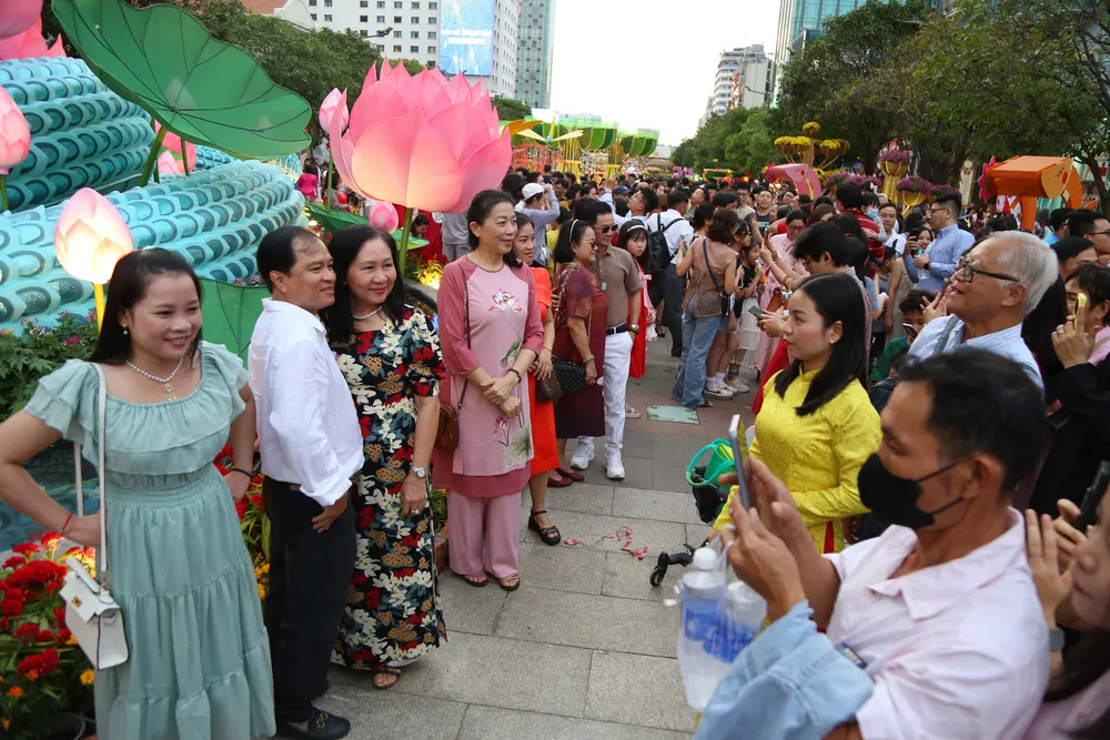 Biển người ở đường hoa Nguyễn Huệ chờ đón pháo hoa giao thừa năm Ất Tỵ 2025 (25).JPG