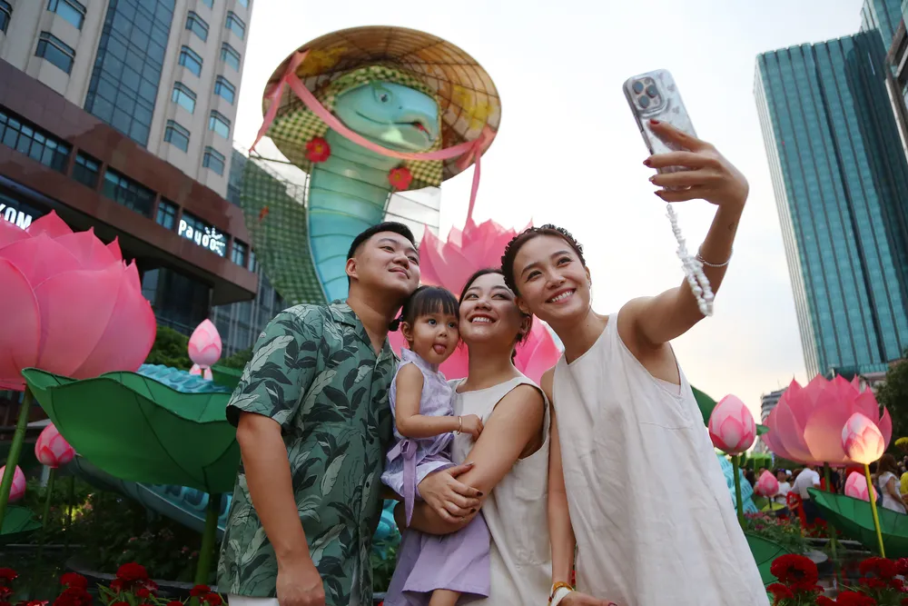 Biển người ở đường hoa Nguyễn Huệ chờ đón pháo hoa giao thừa năm Ất Tỵ 2025 (26).JPG