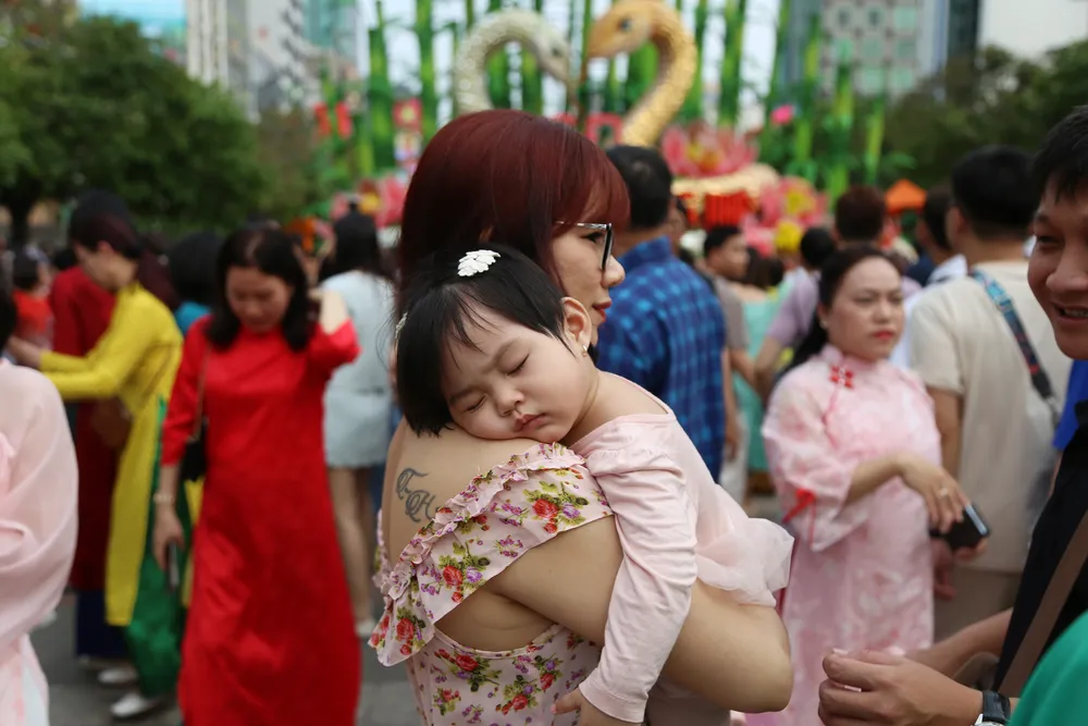 Biển người ở đường hoa Nguyễn Huệ chờ đón pháo hoa giao thừa năm Ất Tỵ 2025 (4).JPG