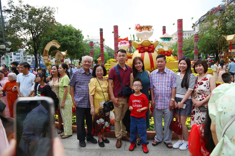 Biển người ở đường hoa Nguyễn Huệ chờ đón pháo hoa giao thừa năm Ất Tỵ 2025 (5).JPG