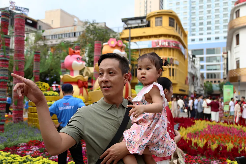 Biển người ở đường hoa Nguyễn Huệ chờ đón pháo hoa giao thừa năm Ất Tỵ 2025 (7).JPG