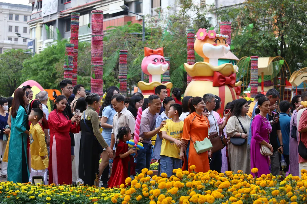 Biển người ở đường hoa Nguyễn Huệ chờ đón pháo hoa giao thừa năm Ất Tỵ 2025 (8).JPG