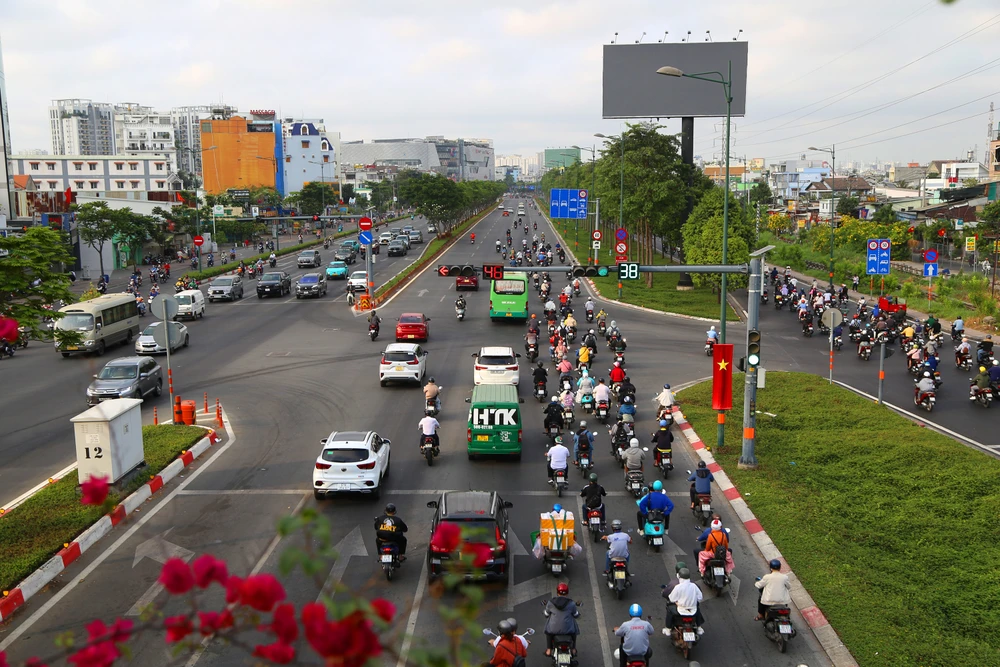 Đường phố TP.HCM đông đúc ngày đi làm đầu tiên sau Tết (1).JPG