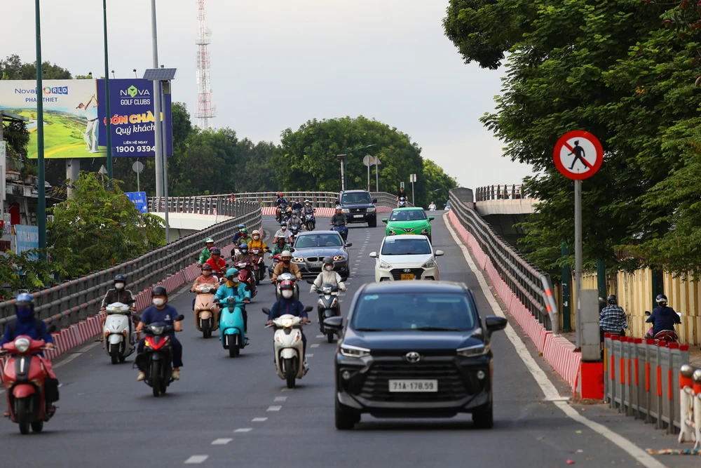 Đường phố TP.HCM đông đúc ngày đi làm đầu tiên sau Tết (10).JPG