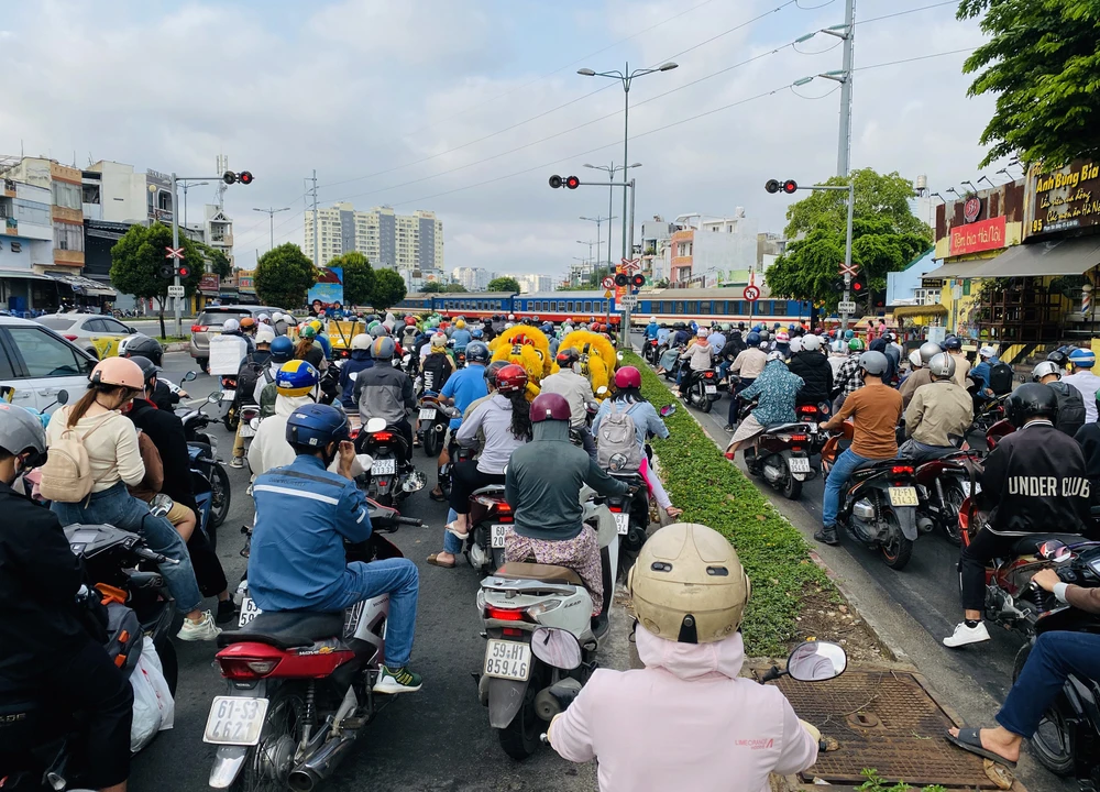 Đường phố TP.HCM đông đúc ngày đi làm đầu tiên sau Tết (18).jpg