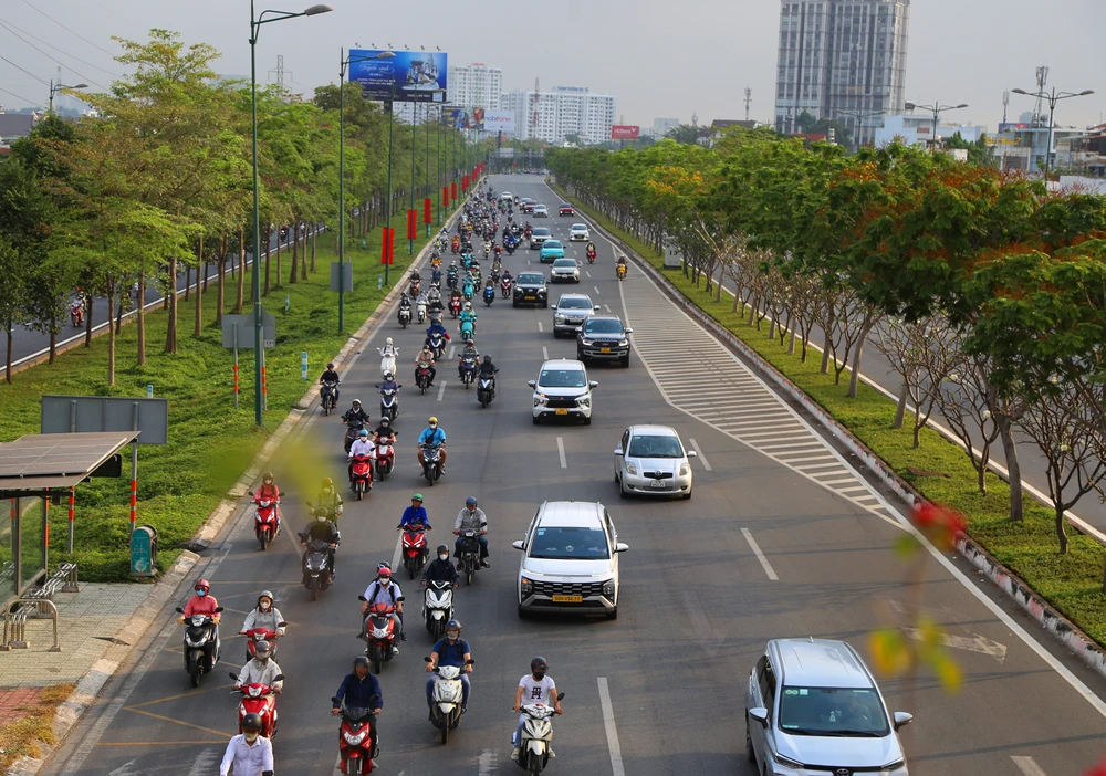 Đường phố TP.HCM đông đúc ngày đi làm đầu tiên sau Tết (2).JPG