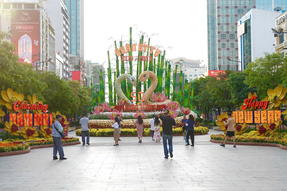 Đường phố TP.HCM đông đúc ngày đi làm đầu tiên sau Tết (20).jpg