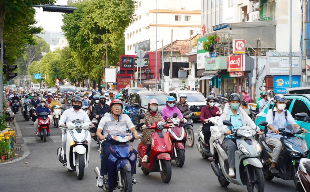 Đường phố TP.HCM đông đúc ngày đi làm đầu tiên sau Tết (21).jpg