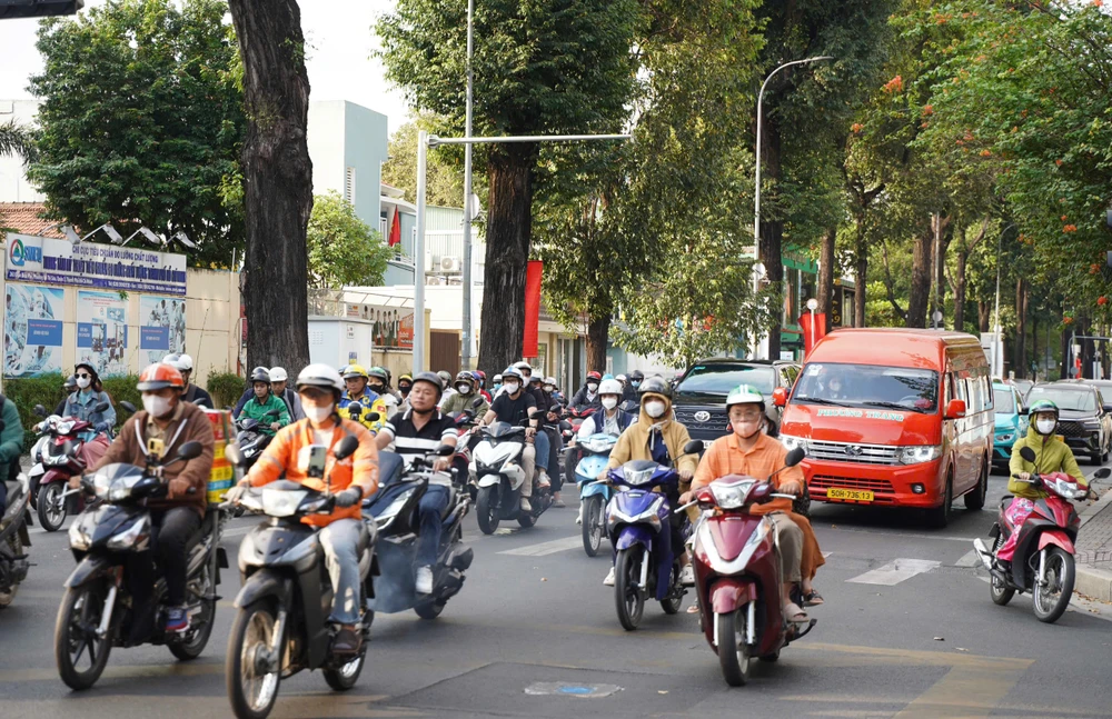 Đường phố TP.HCM đông đúc ngày đi làm đầu tiên sau Tết (23).jpg