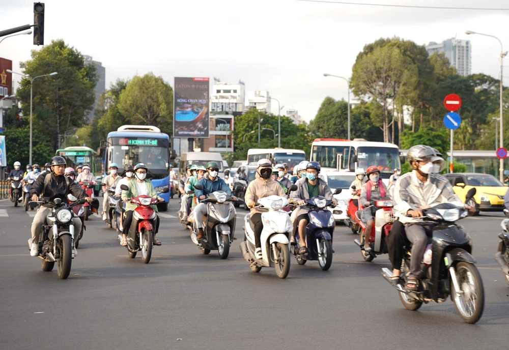 Đường phố TP.HCM đông đúc ngày đi làm đầu tiên sau Tết (24).jpg