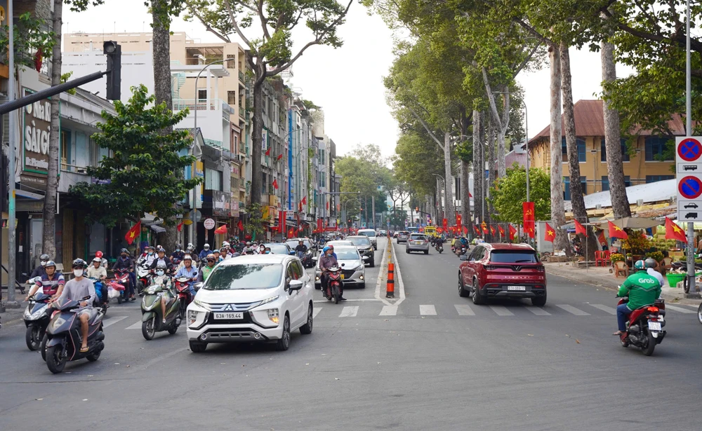 Đường phố TP.HCM đông đúc ngày đi làm đầu tiên sau Tết (25).jpg