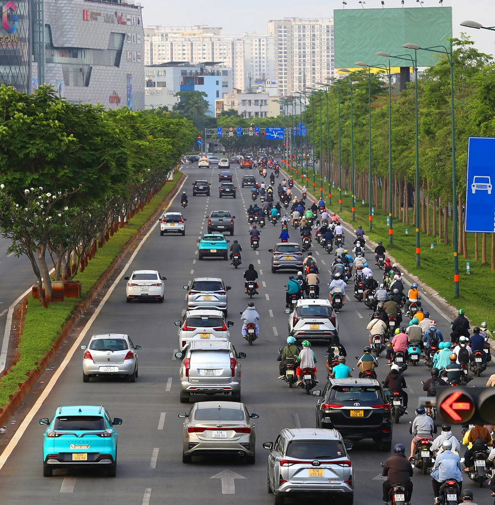 Đường phố TP.HCM đông đúc ngày đi làm đầu tiên sau Tết (3).JPG