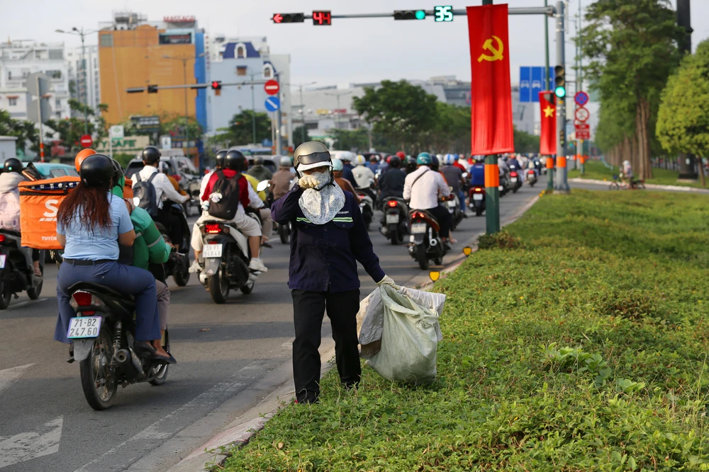 Đường phố TP.HCM đông đúc ngày đi làm đầu tiên sau Tết (5).JPG