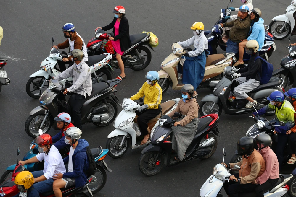 Đường phố TP.HCM đông đúc ngày đi làm đầu tiên sau Tết (7).JPG