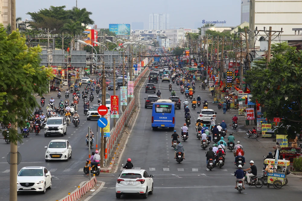 Đường phố TP.HCM đông đúc ngày đi làm đầu tiên sau Tết (9).JPG