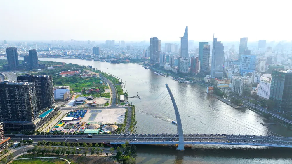 bờ sông Sài Gòn phía Thủ Thiêm (1).jpg
