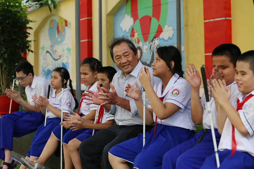 Phút giải lao của thầy và trò sau những giờ học căng thẳng. học trò khiếm thị